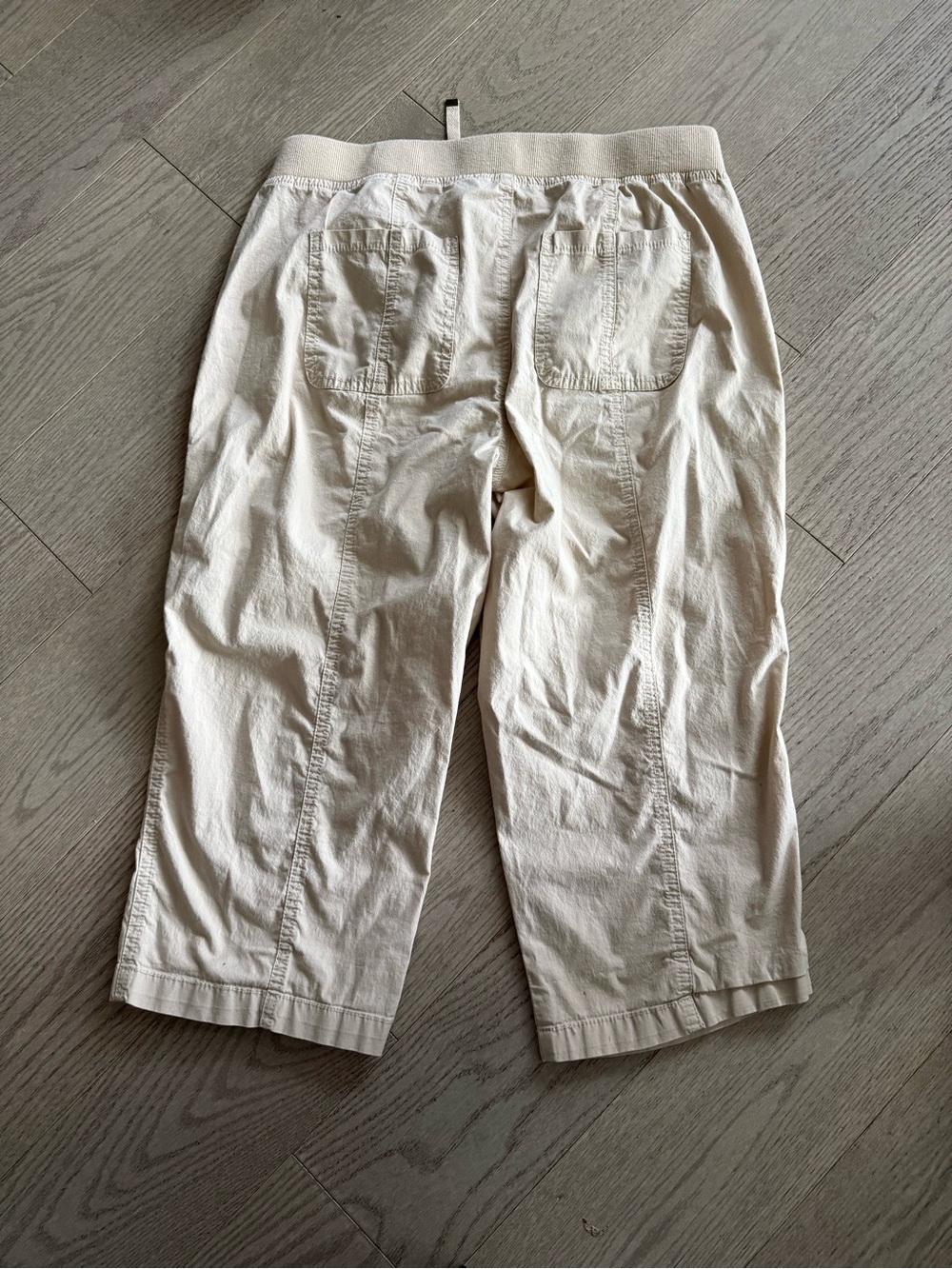 Reitmans Women's Beige Elastic Waist Capri Pant in size 8 Petites - Picture 7 of 11